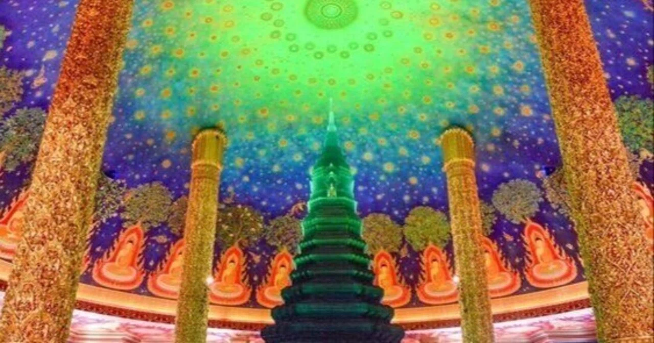 最上階には神秘的な世界が広がる！エメラルド色の世界。タイ、バンコク 
