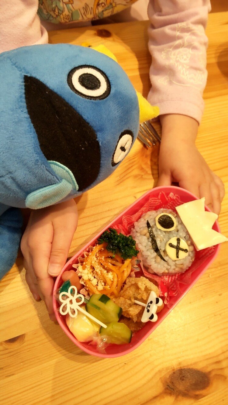 5歳になった、三女ぷちの遠足のお弁当。今年はキャラクターを作ってとお願いされました。大好きなレインボーフレンズのブルー。お母さんの味方『デコふり』でおにぎりを青色にして、のりやチーズをペタペタ。『お母さん、すごいー！』お褒めの言葉と空っぽのお弁当が返ってきました。やっぱり、嬉しいですね。頑張れちゃうな。今年からは長女のお弁当が始まり、週に一回作ることになりそうです。頑張ります！！