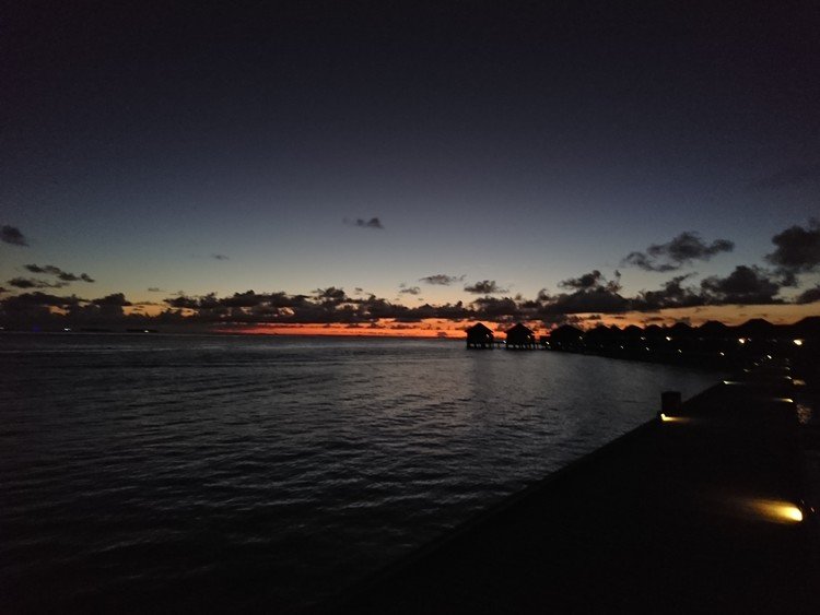 モルディブの水上ヴィラから見た夕陽。刻一刻と移り行く様海と空の色はいつまでも眺めていられました。