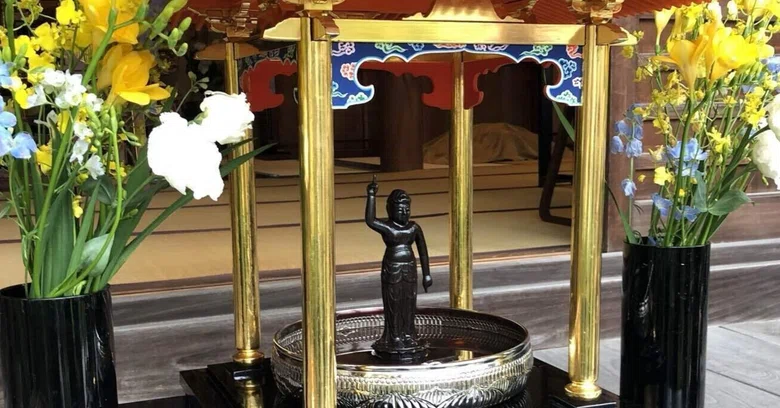 [Mutual] Facing each other at the Buddhist altar, I and a cockroach｜袋小路 綴乃