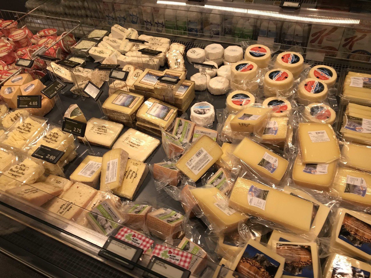 スイス 物価は少し高いけれど 全体的に整っててきれい 治安が良いという印象 チーズ王国なので 何はともあれ大好きです Kaorukocoichi Note