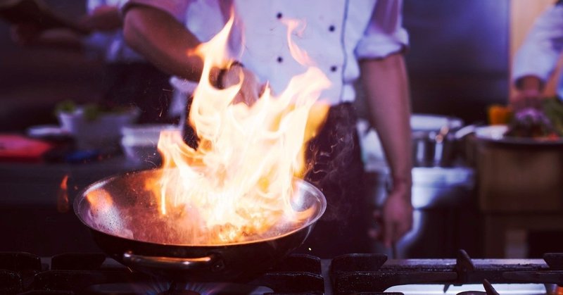デザート料理の仕上げにフランベ 炎が上がるやつ をするのは客前でやるからこそ盛り上がる理論から導いた会議 藤見 ひでゆき Note