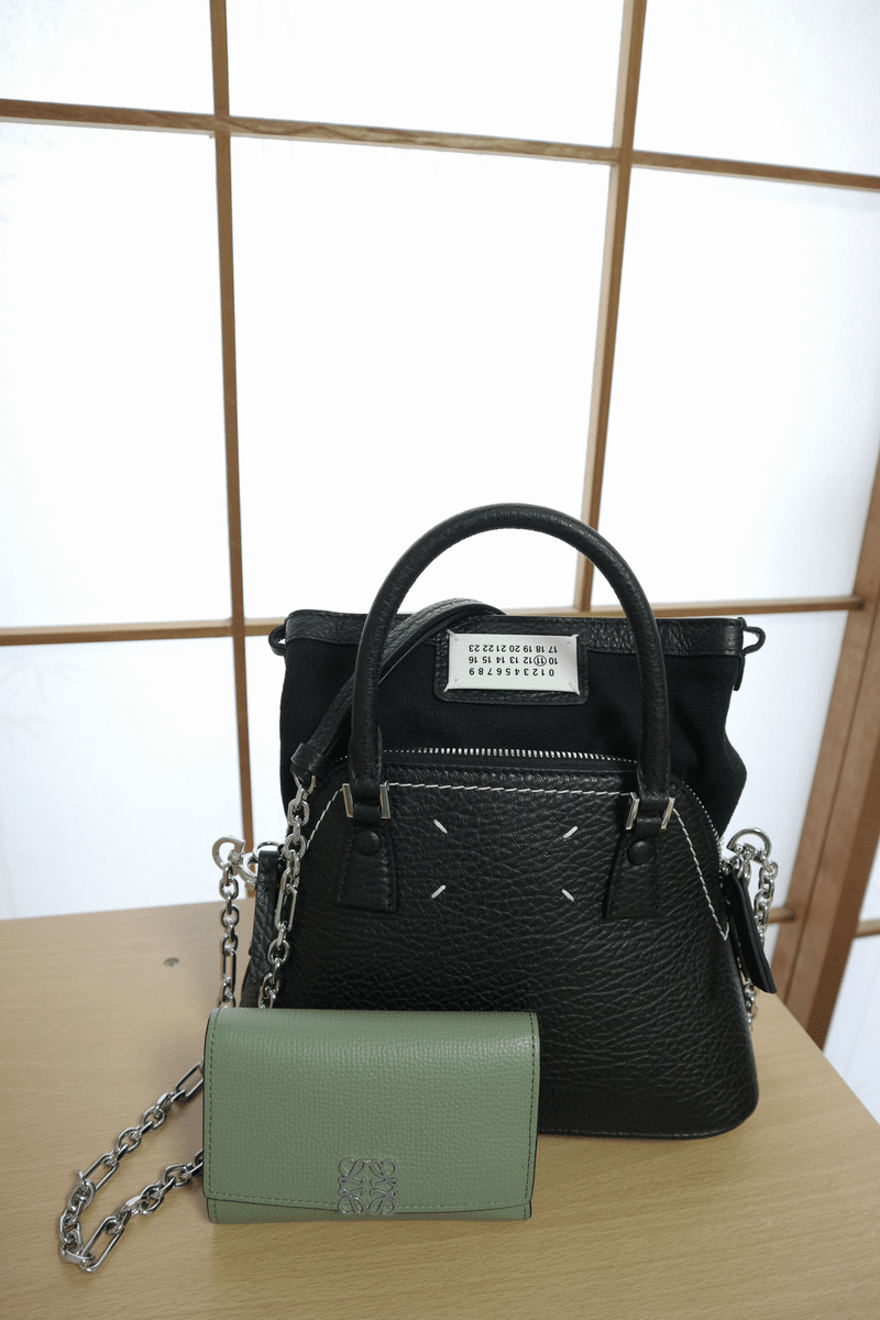 メゾンマルジェラの5ACマイクロ(黒色)とロエベのお財布(ローズマリー色)。