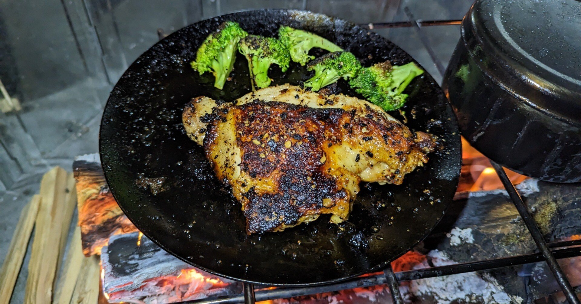 焚き火キャンプ飯 『鳥もも肉のガーリックスパイスソース焼き』｜teraken_