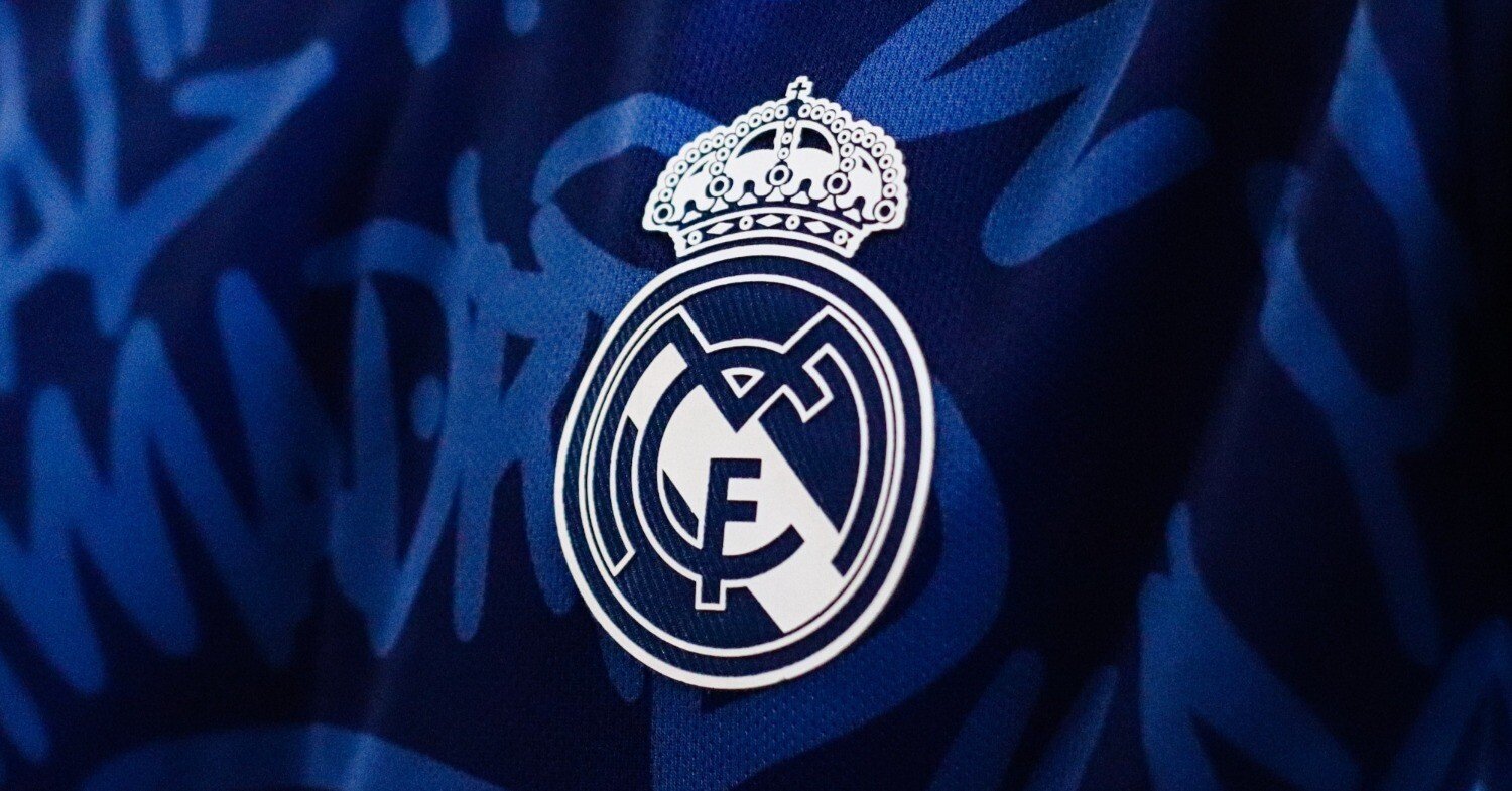 レアル・マドリード ロゴ 白い巨人・レアルマドリードのエンブレムを紐解く～ハイセンスな