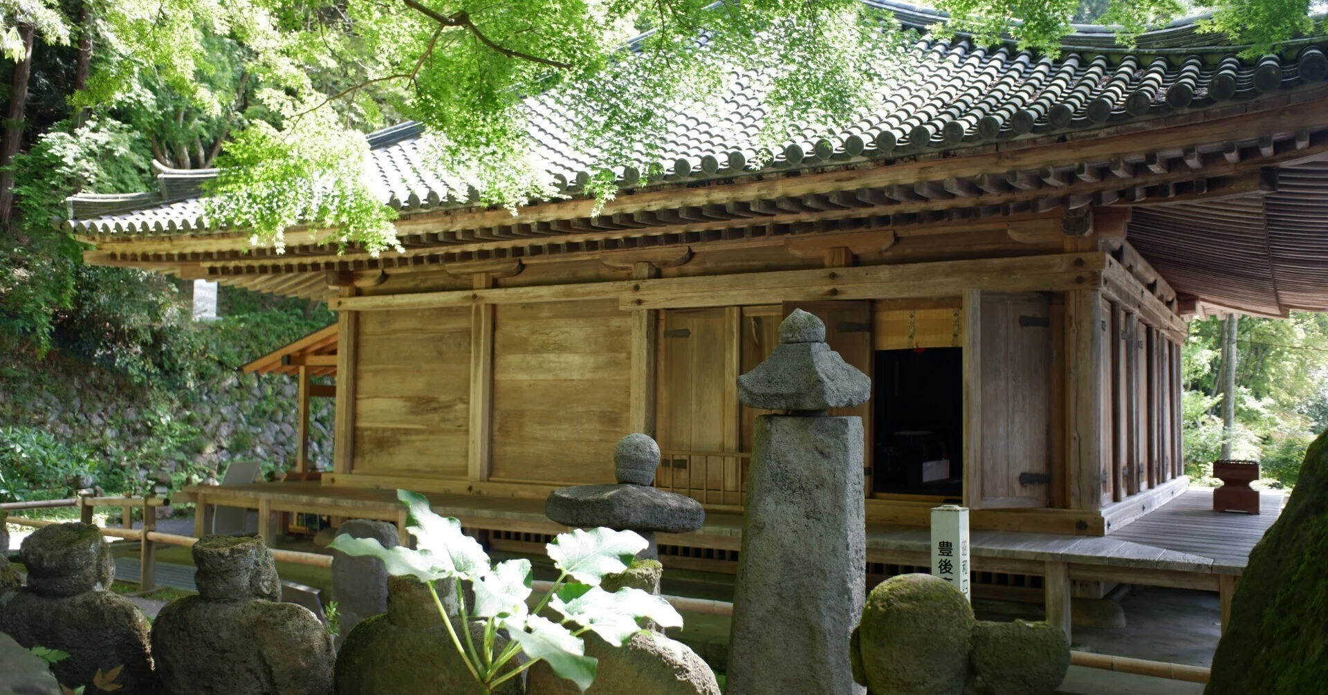 国宝のそばで浸る温泉・富貴寺大堂と蕗の薹（大分県豊後高田市田染蕗