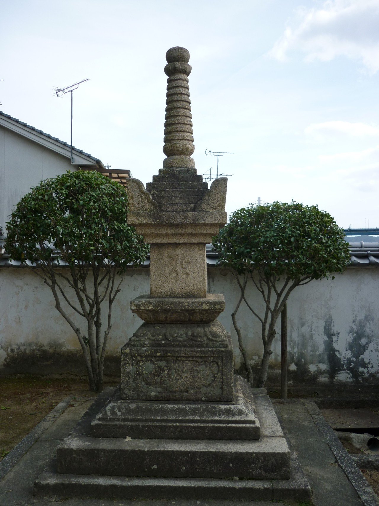 中国・四国地方の石造物①:浄土寺宝篋印塔・五輪塔(伝・足利 中国・四国地方の石造物①:浄土寺宝篋印塔・五輪塔(伝・足利