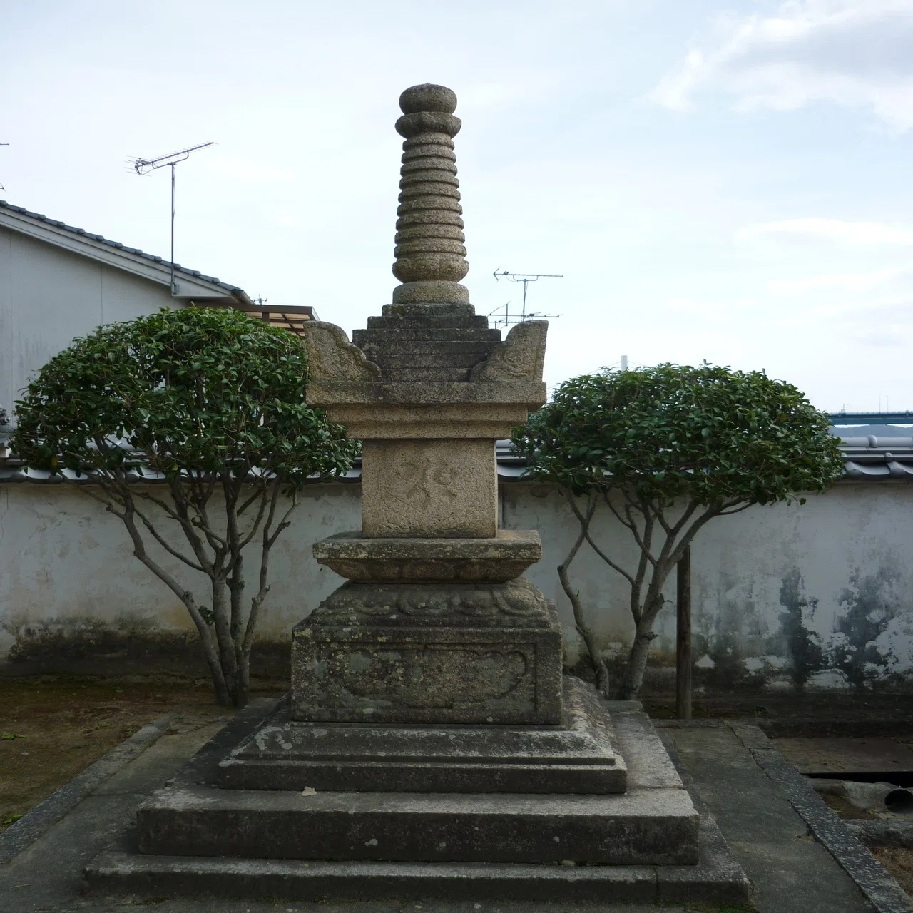 中国・四国・九州地方の石造物①：浄土寺宝篋印塔・五輪塔（伝・足利 