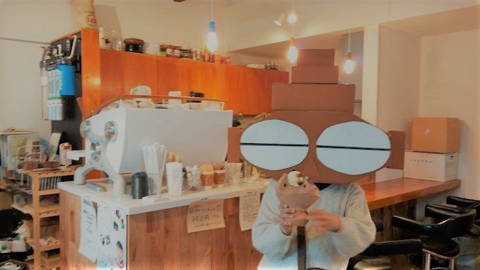 おはようドグ O 今日は珈琲日和 写真は平川市の白金珈琲 さんで 縄文土器にアイスを盛り付けてもらったドグ子 ソフトクリームみたいに見えるドグ 白金珈琲さんにはシアトル発のエスプレッソマシン Switch 山田スイッチ Note