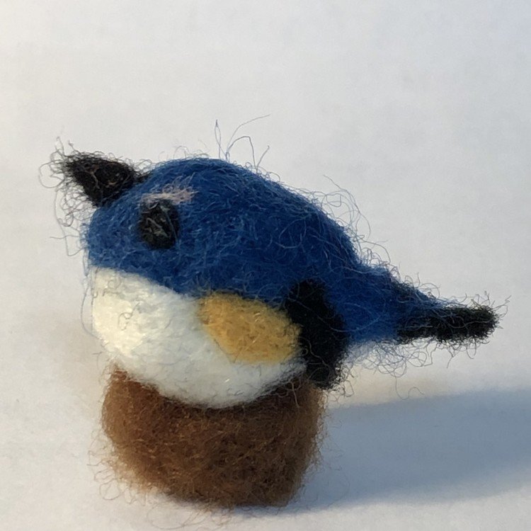 とあるお手伝いしているところのロゴがルリビタキ（幸せの青い鳥のモデル）なので、差し上げるために作りました。さすがにうさぎにはしませんでした。