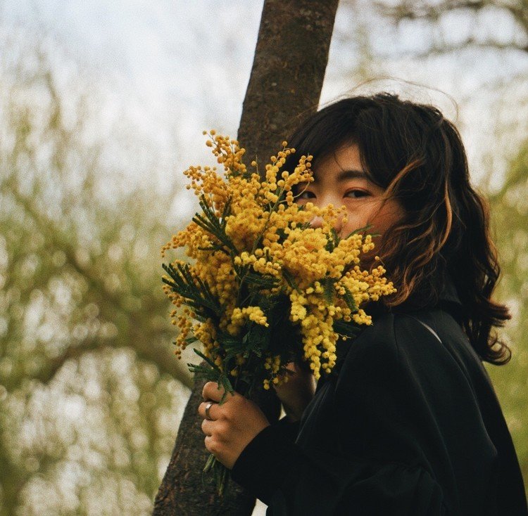 他大学から来た日本人の留学生の友達と撮影。今回は黄色の花と一緒に。