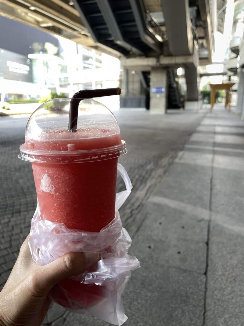 タイのジューススタンドでは街歩きしながら体を冷やすのに最適な旬のフルーツを使ったスイカやマンゴー、パッションフルーツなどのスムージーを飲むことができます。