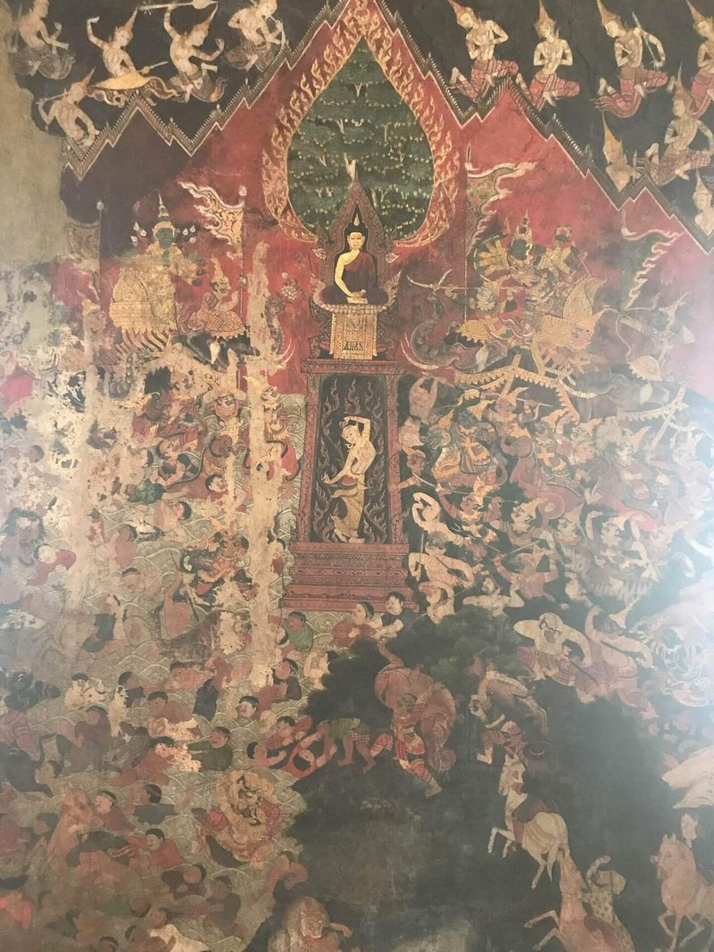 ブッダの瞑想を邪魔しようと 悪魔の大群がやってきた時に 大地からメートラニー神が 現れて大洪水をお越し 一掃した逸話をお寺の壁画にしたものです。