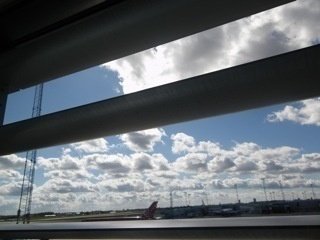 コペンハーゲンの空港。空が青くて雲が低い。どこまでも遠くに行けそうな気分になる。デンマーク。