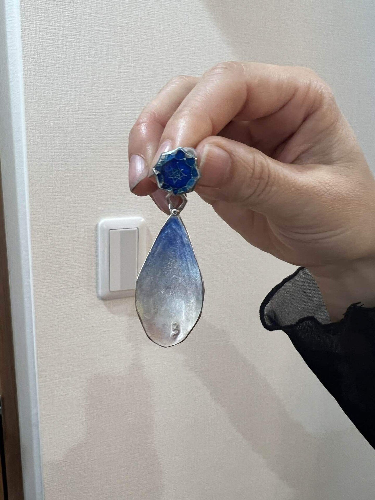 体験レポ】伝統と革新で織りなす美――七宝焼きジュエリーの個展に