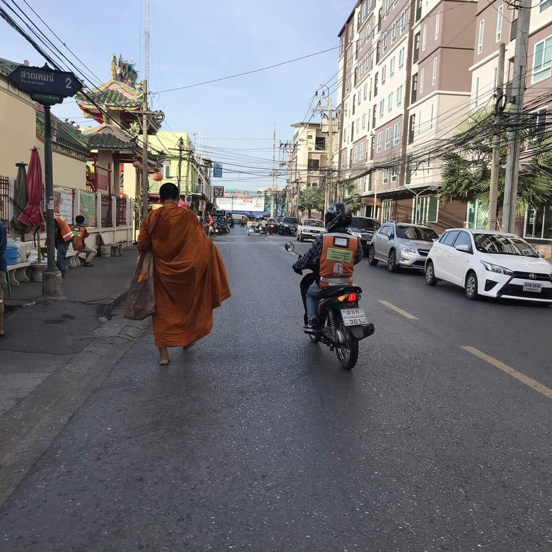 朝早くからタイの街を托鉢のために歩く僧侶達