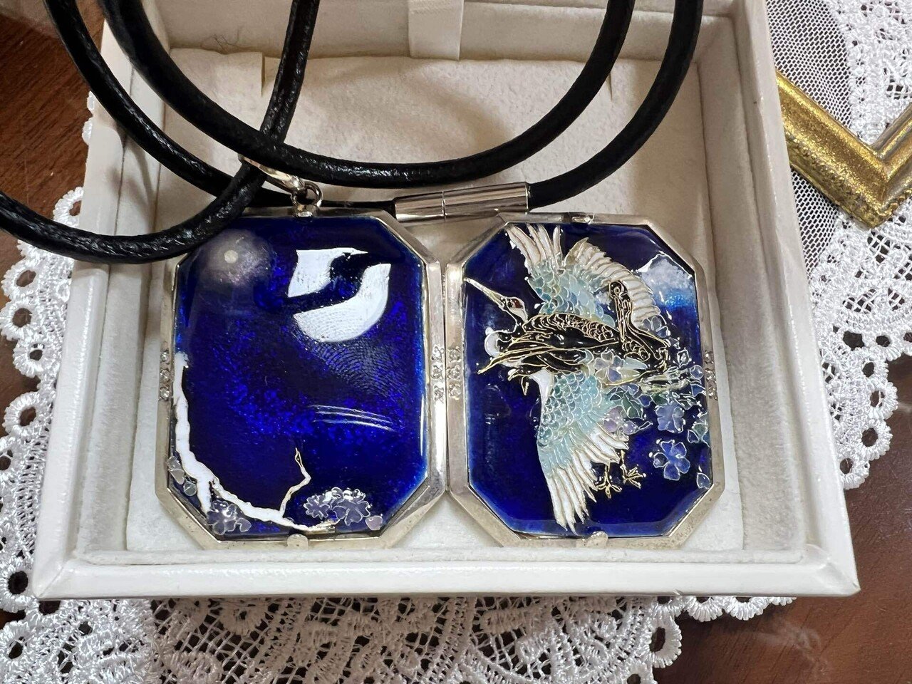 体験レポ】伝統と革新で織りなす美――七宝焼きジュエリーの個展に 体験レポ】伝統と革新で織りなす美――七宝焼きジュエリーの個展に