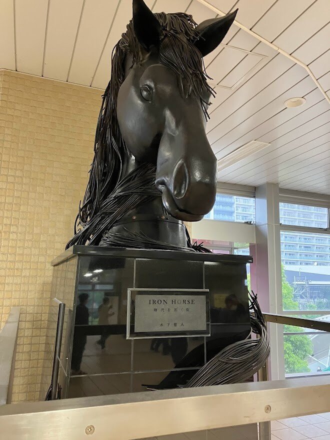 つくばエクスプレス「流山おおたかの森」駅にいる馬。たてがみが