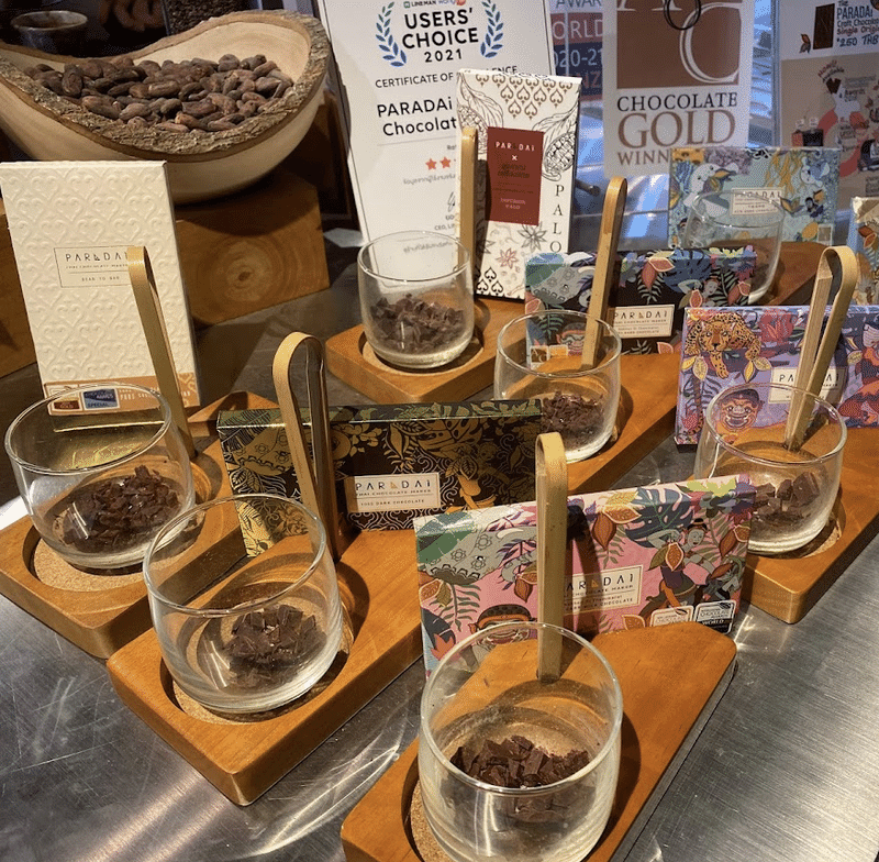 バンコクの有名チョコレートショップのパラダイチョコレートでは店頭で試食もできます。板チョコのパッケージもタイらしく鮮やかで美しいデザインです。