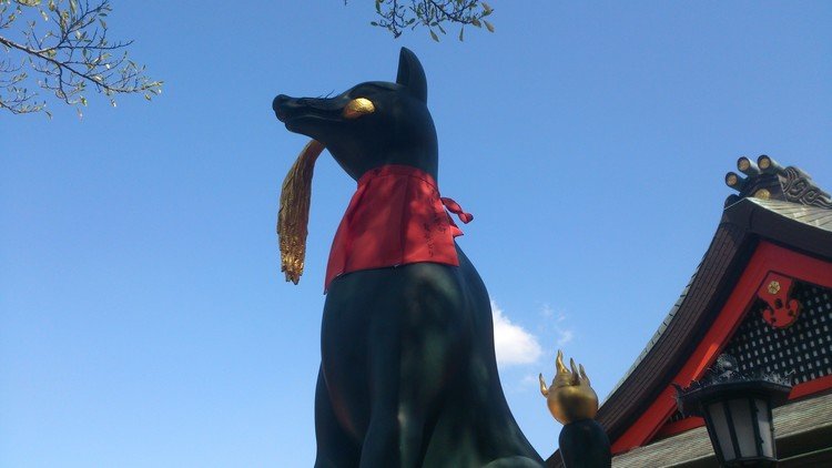 京都 伏見稲荷大社の狐の像。神社巡り、御朱印集めも好きなのですが、いくつも並んだ鳥居など稲荷神社独特の感じ、興味深いですよね。