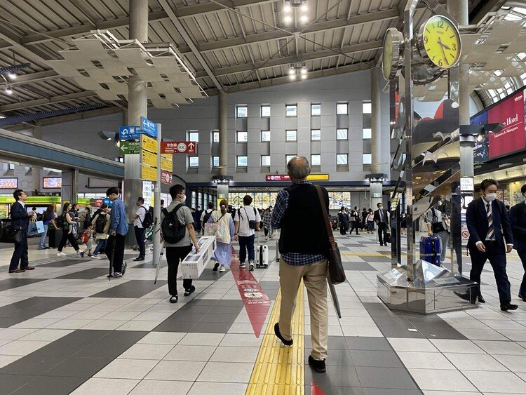 疲労が蓄積し過ぎて朦朧としながら辿り着いた品川駅。僕が知ってる品川駅と違う…前回ここに来たのは倅が日本橋三越で仕事をしてた頃で、当時の彼の上司が、せっかくなので一緒にお食事でも！と、外でさくっとタクシーを拾って、品川まで連れて来てくれて、それが334話に登場したカレー店でした。豪快にして快活明朗な人で、注文の仕方にちょっとビビってしまうくらい。食事してる最中もどうぞご遠慮なく！とがんがん生ビールを頼んでくださるし、気配り上手話上手の、如何にも仕事の出来る切れ者という印象で、坂口さんにイメージが近いです。