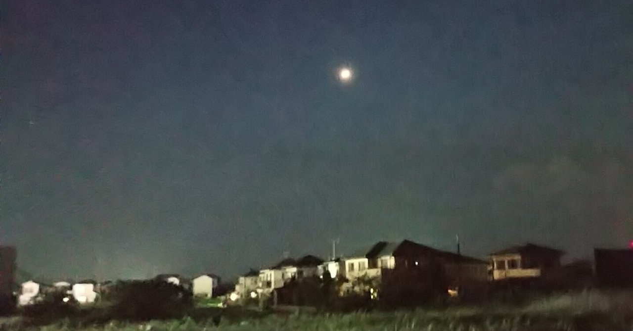 【写真】知らない町の国道沿いの夜
