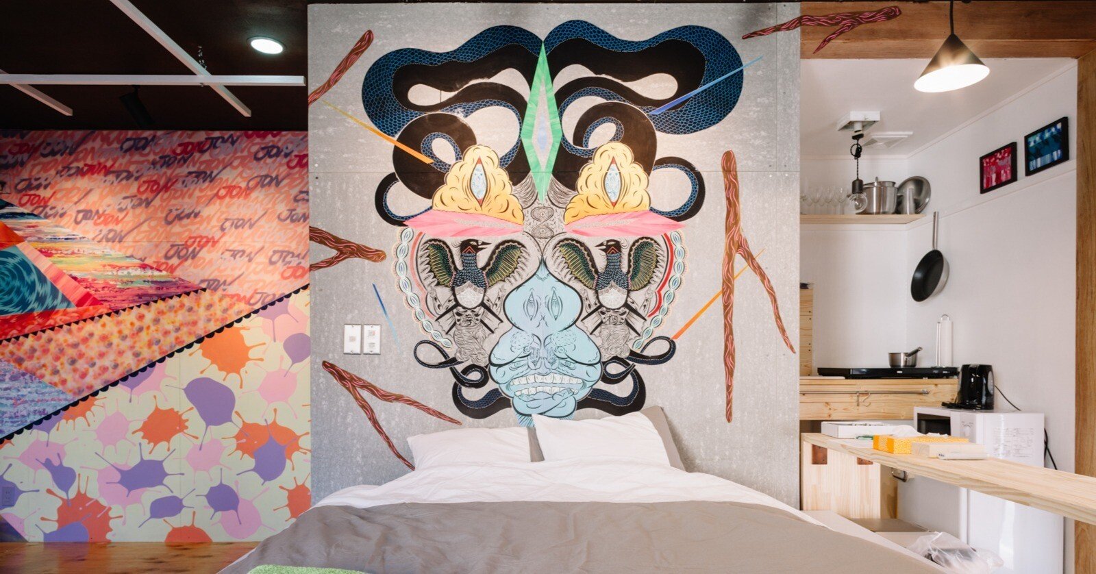 オレオレ詐欺の拠点で生まれたアートホテル」（アートホテル「BnA」の