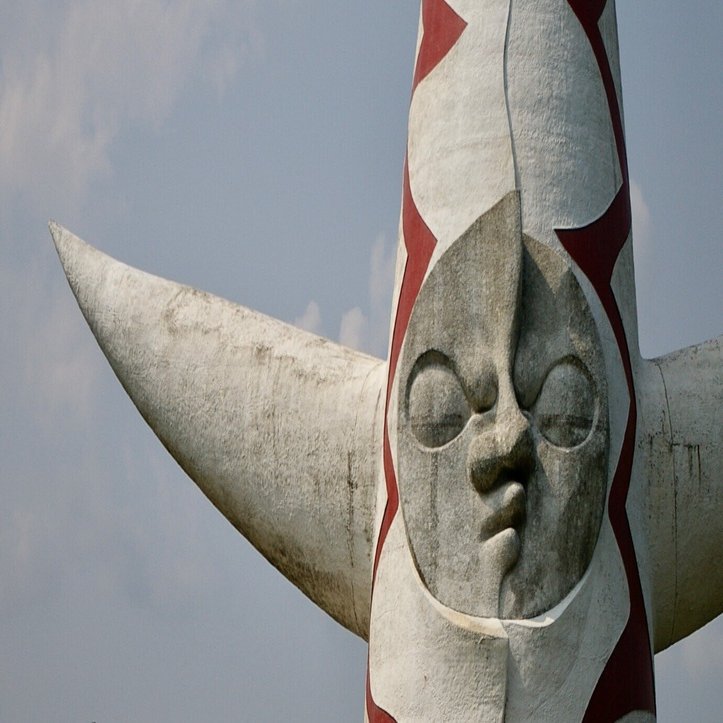 ガーナ　丸顔の太陽月　木製の顔彫刻 アートオブジェ 木彫刻 アート 『 太陽 』 芸術 アート 檜 松 手彫り 彫刻