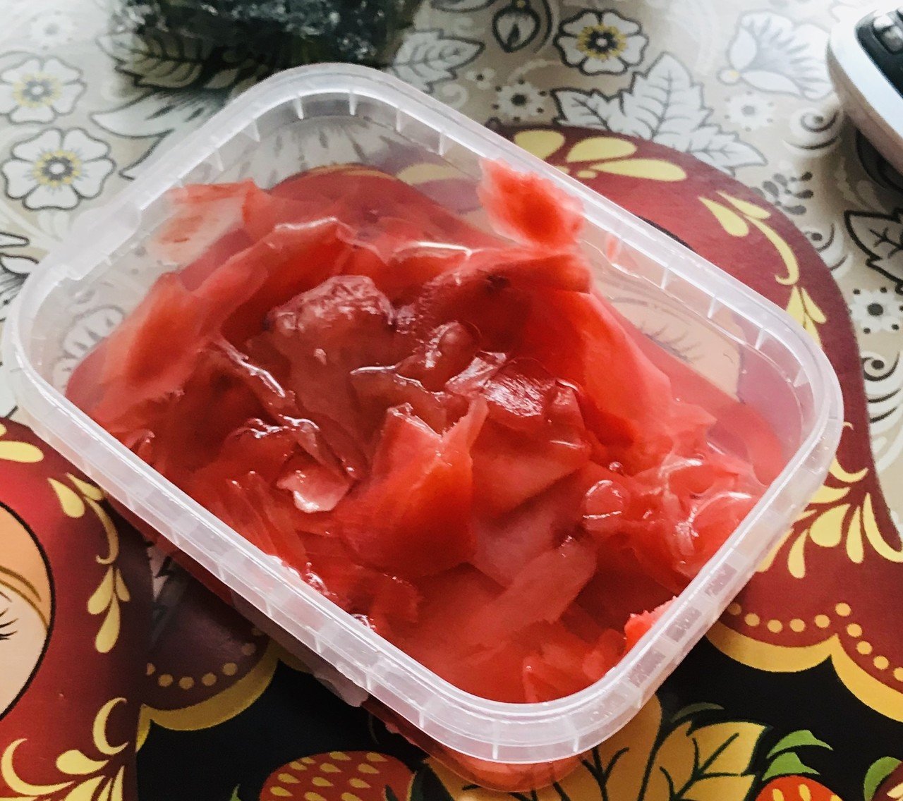 ロシアの友人宅の冷蔵庫から ガリ 生姜 が出てきて驚いた スーパーに売ってるよ と ロシアでは日常的に食べているらしい 日本の食べ物だと思ってたー あと 生姜といえばインヴィーナェ ピェチェーニェ エミリア Note