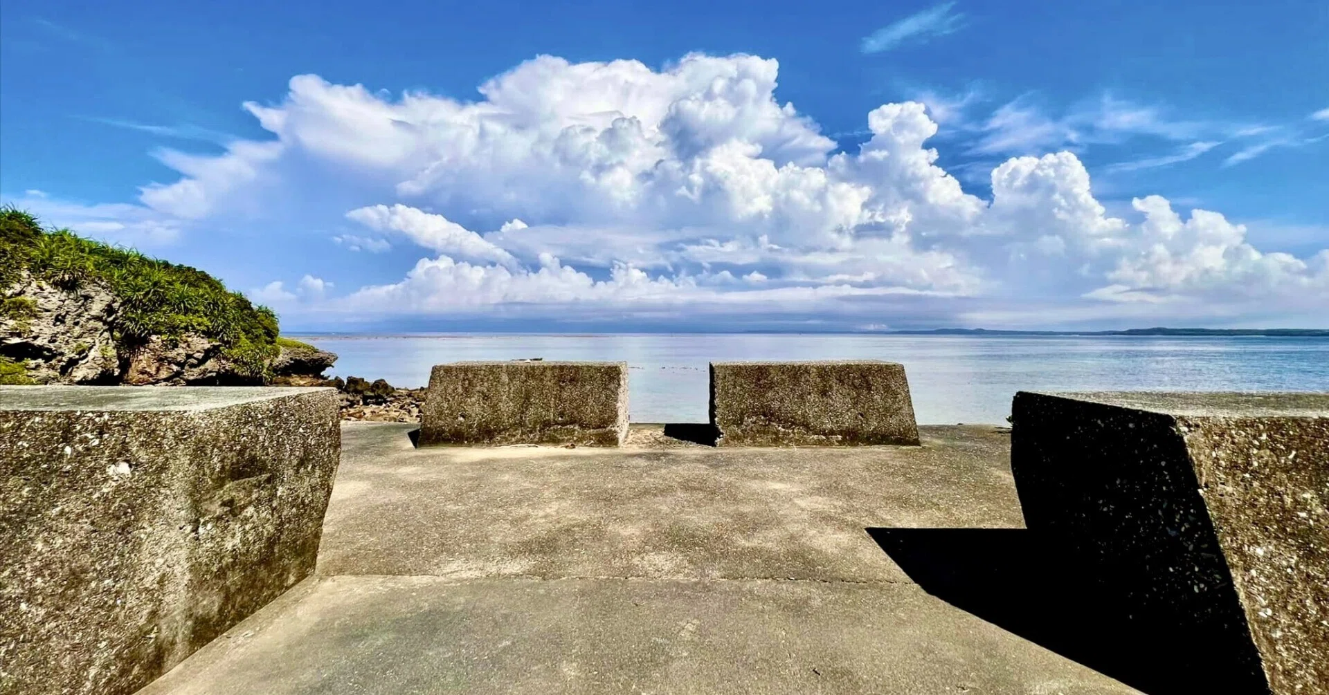 神様のために削られた通り道 (沖縄 大神島)|solitude 普通の生活 神様のために削られた通り道 (沖縄 大神島)|solitude 普通の生活