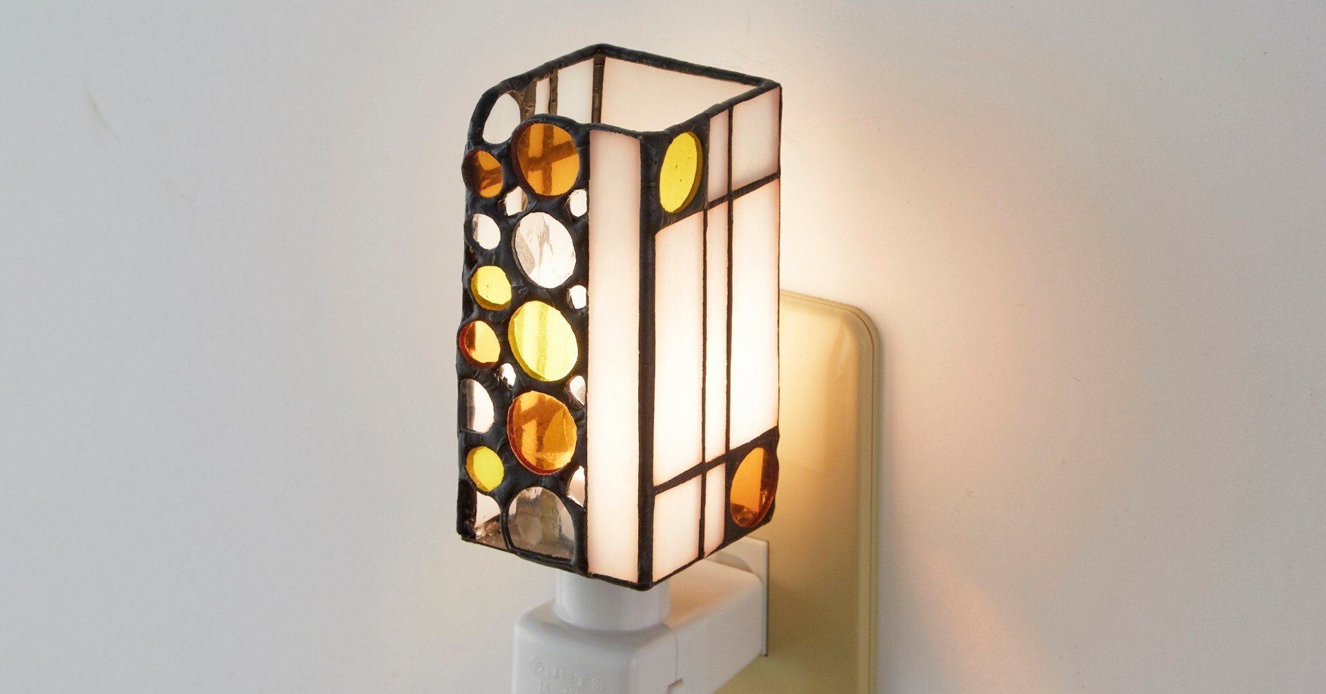 美しいステンドグラスコンセントランプで魅力的な照明を取り入れてみ
