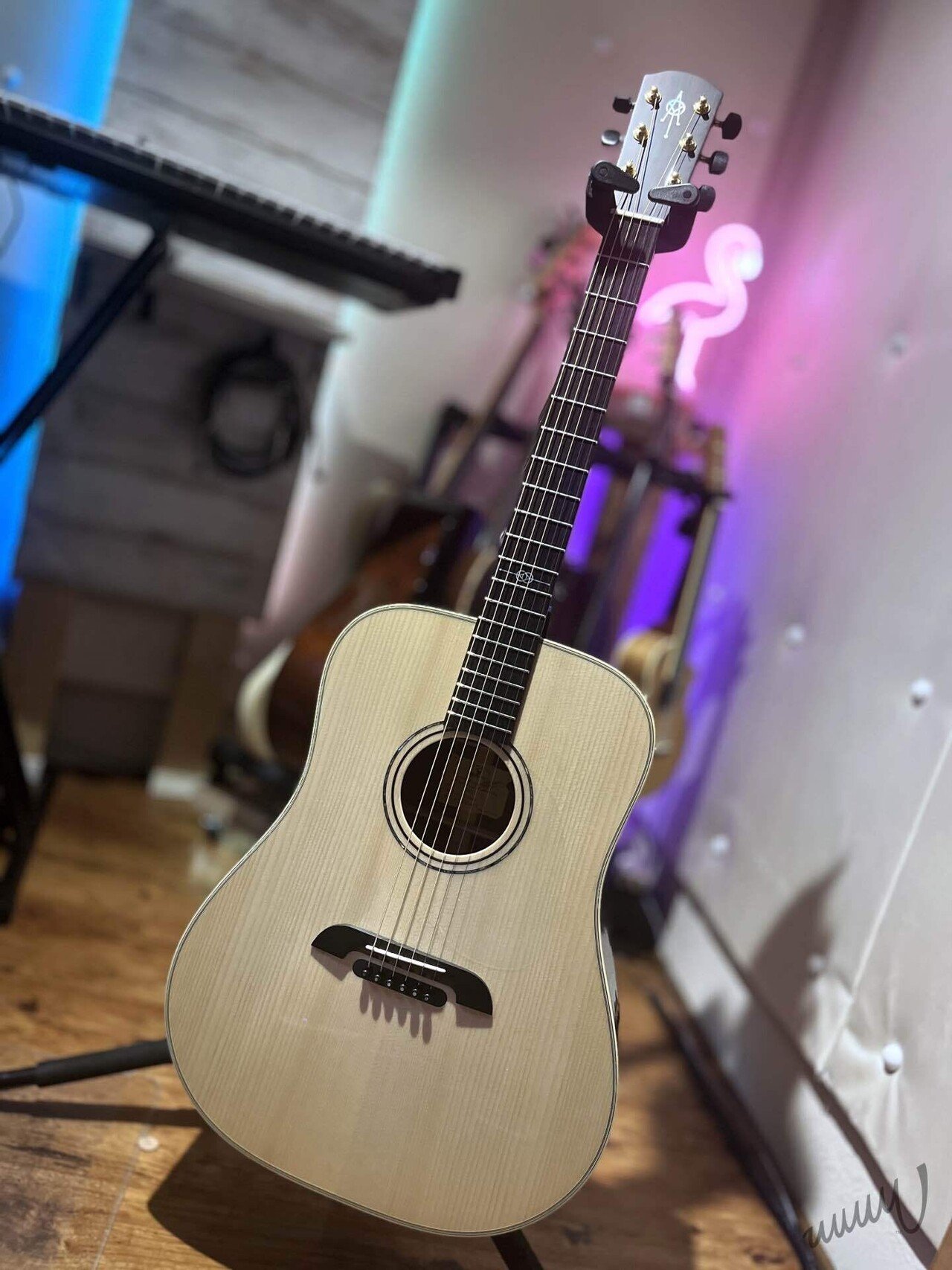 アルバレスアコースティックギター弦切れあり