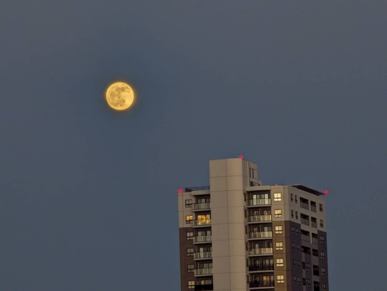 月はどっちに出てる？ きっと、あなたの頭の上だと思うよ。｜イトカズ