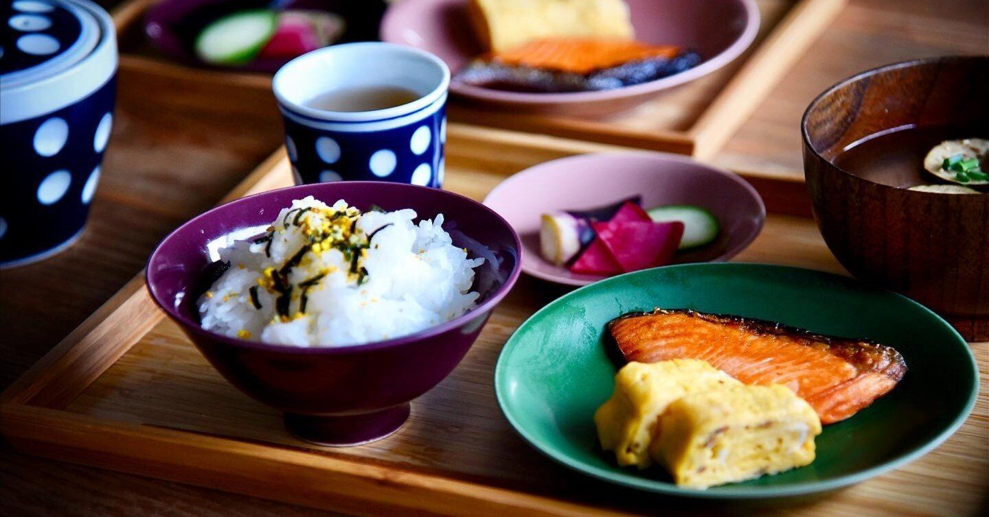 料理を波佐見焼の食器に載せて｜【DRESS】の波佐見焼