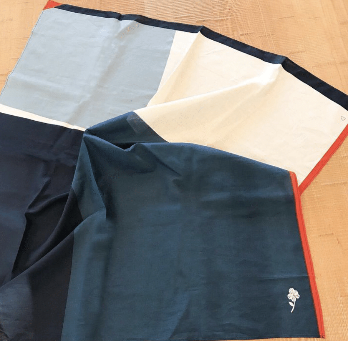 新品未使用 パラスパレス nume ニットベスト フリー(風呂敷大1枚付き) 風呂敷のおはなし｜パラスパレス pal'laspalace