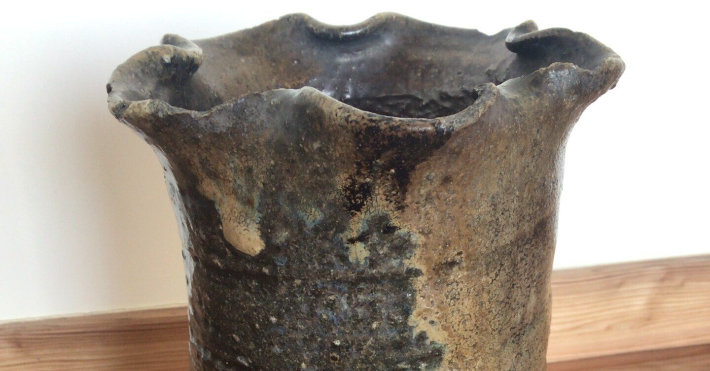 織部沓形茶碗(江戸初期) 黒織部 沓 茶碗 桃山時代～江戸時代初期 織部 黒沓 茶碗 黒織部沓形