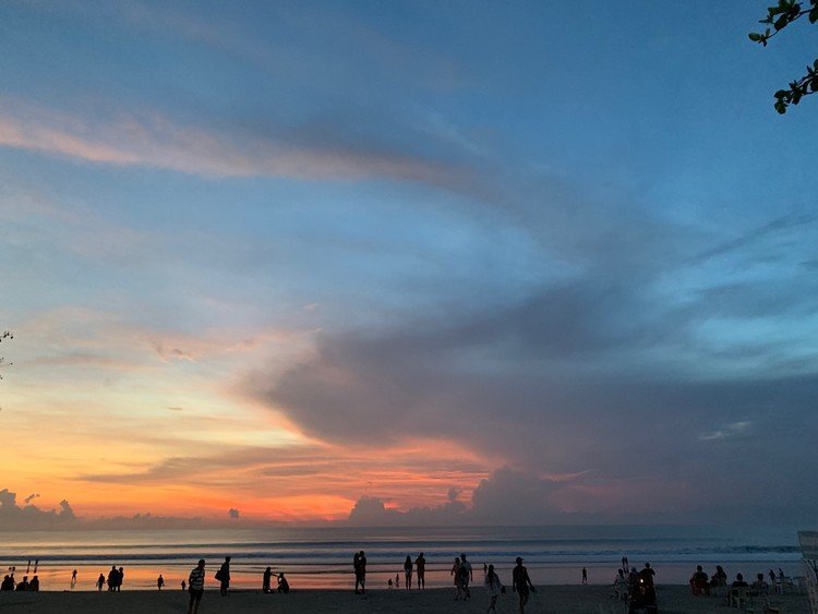 クタビーチの夕焼け1赤と青が戦っている。完全な夕日よりも曖昧なこの感じの方がレアな気持ちになれる