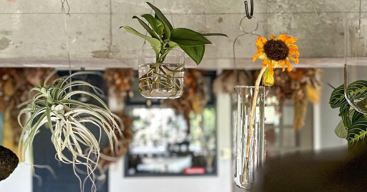 シンプルな中に個性が光る、花々が美しく映えるフラワーベースたち