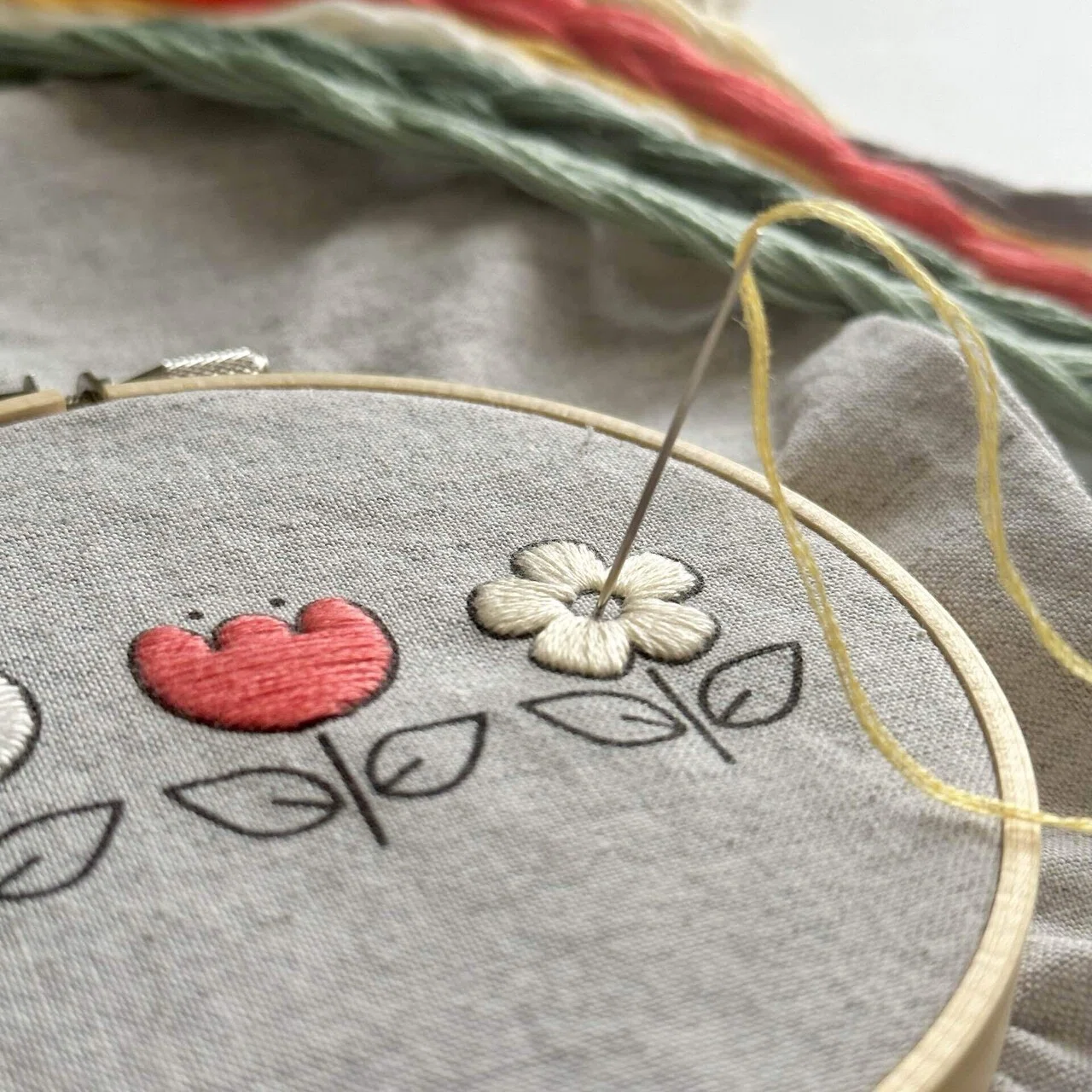 制作日記。いい天気、ポップなカラーが気分です🌼｜はなこまち/刺繍作家