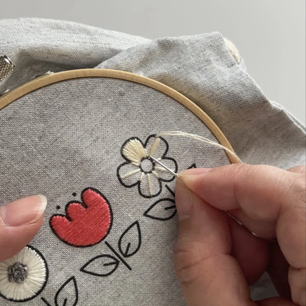 制作日記。いい天気、ポップなカラーが気分です🌼｜はなこまち/刺繍作家