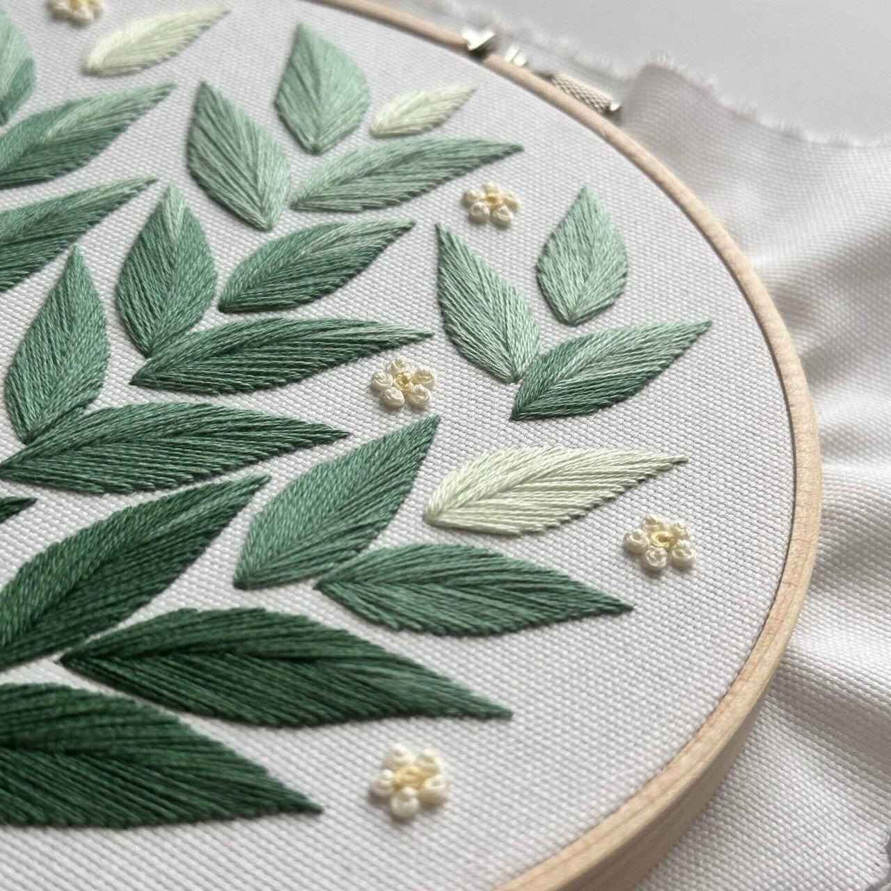 ハンドメイド　刺繍 綿麻ナイトガーデン刺繍 紺 ラウンド手提げバック受注製作 | iichi