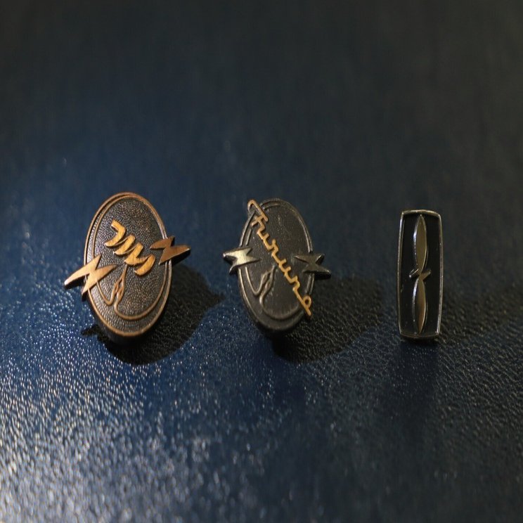 キラリと左胸に輝く社章、マークに込められた歴代の想いとは。｜海の音