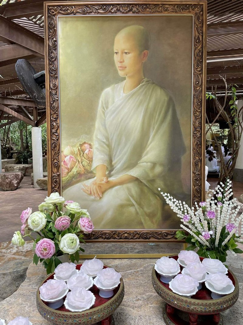 バンコクにあるサティラ・ダンマサタンを創設したのは元モデルをされていたとても美しい女性サンサニーさんで、敷地内に白い袈裟を着た若い頃の肖像画が置いてあります。