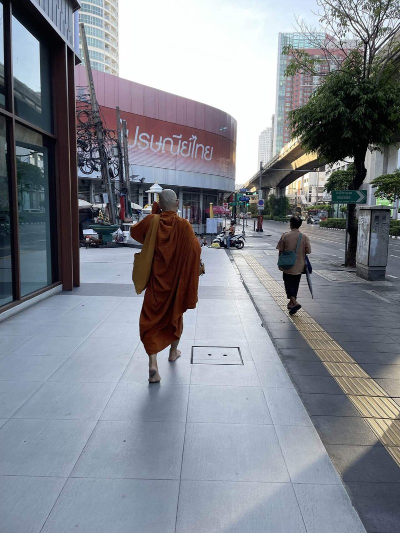 バンコクのような街中でもオレンジ色の袈裟を着た托鉢中の僧侶の姿をみることができます。