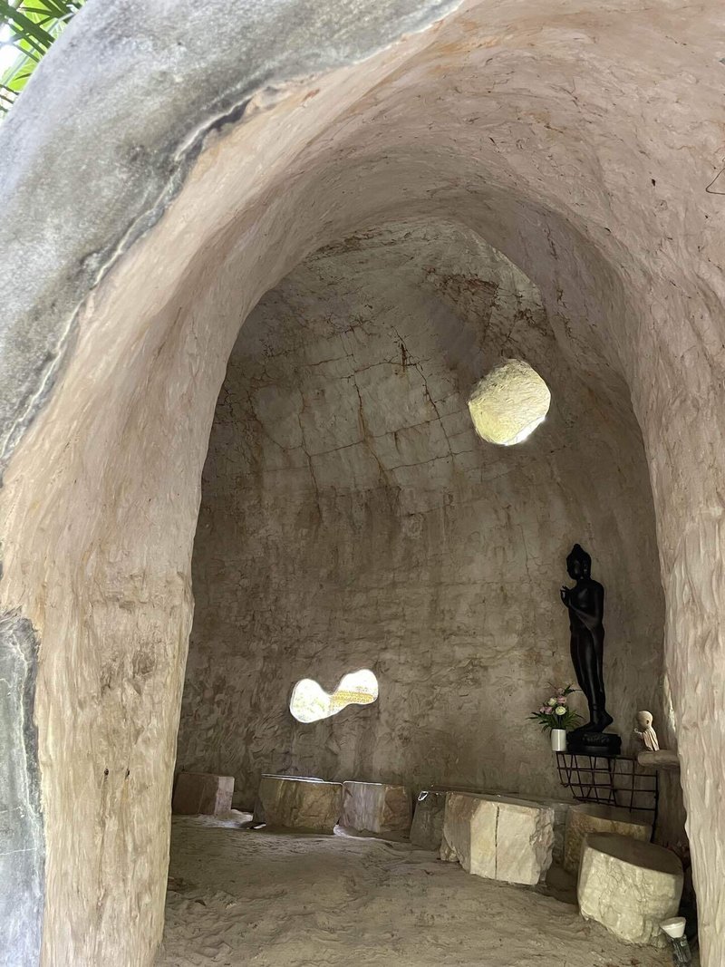 バンコクにあるサティラダンマサタンには敷地内に石でできた洞窟の様な瞑想スペースがあり、地面は砂場なので石の椅子に座っても地面に座っても瞑想ができるようになっています。