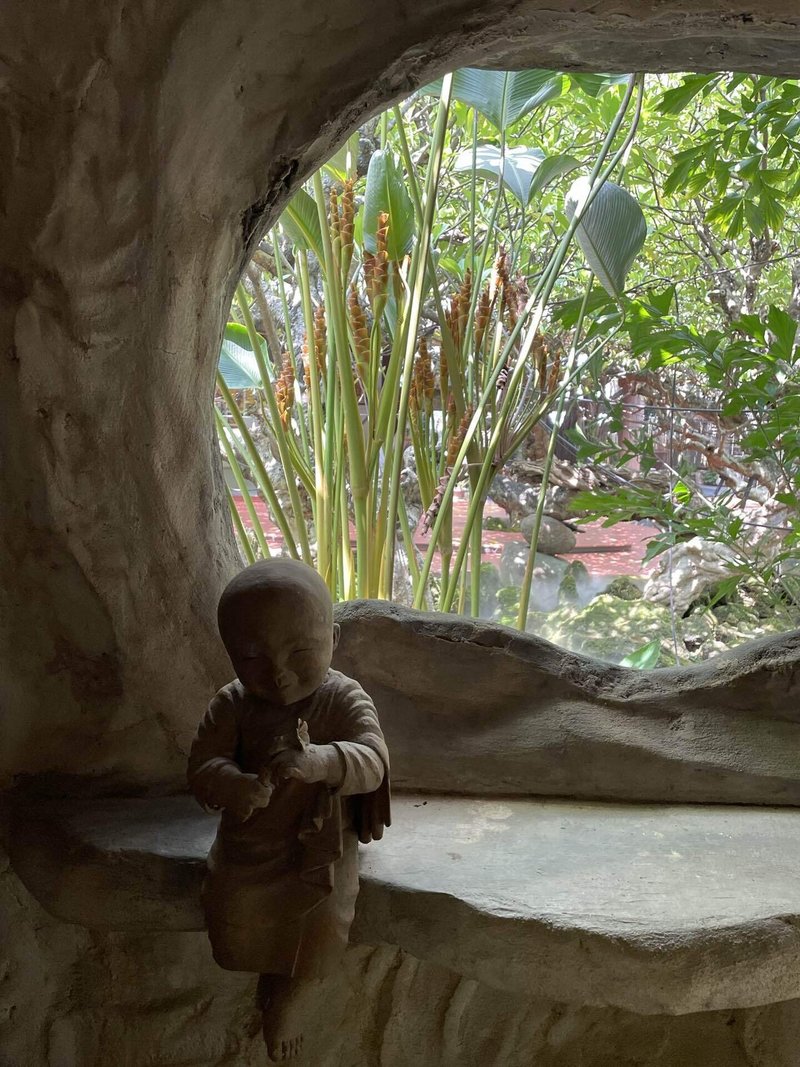 バンコクにあるサティラダンマサタンの洞窟の様な瞑想スペースには光の差し込む小窓がいくつかあり、そこには小さな尼僧の像が座っています。