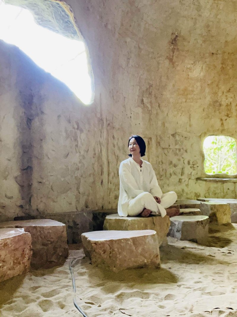 バンコクにあるサティラダンマサタンにある洞窟のような瞑想スペースで座禅を組み瞑想をしました。