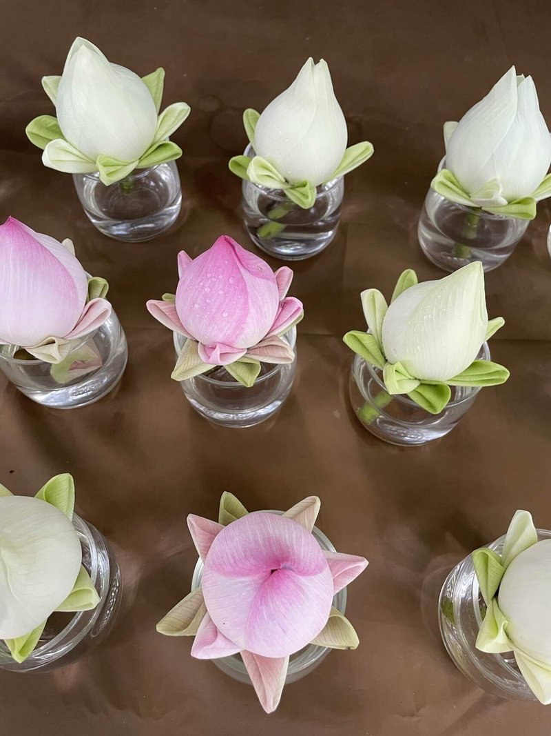 バンコクにあるサティラダンマサタンでは白やピンクの蓮の花を小さなグラスに一輪入れたものが販売されています。