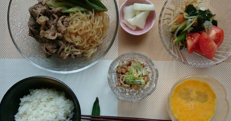 夕ご飯はすき焼き風炒め、納豆、もやしワカメのポン酢サラダ、大根のお漬物(๑´～｀๑)ﾓｸﾞﾓｸﾞ