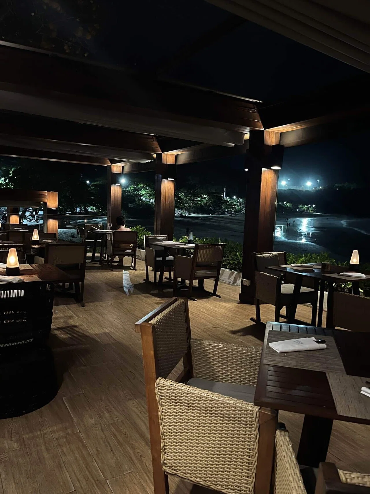 ナイハーンビーチのシーサイドレストラン【Rock Salt Restaurant
